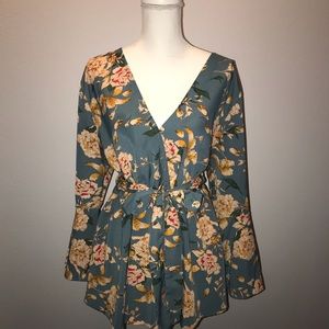 🛍 4/$24 🛍 Gorgeous floral blouse